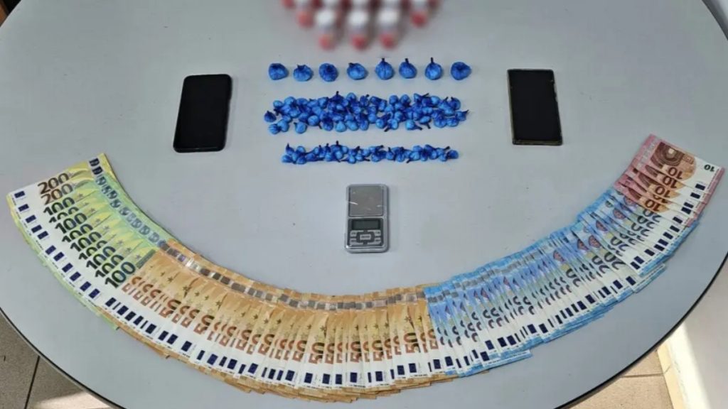 Συνελήφθη 41χρονος για κατοχή και διακίνηση κοκαΐνης στη Θεσσαλονίκη – Έκρυβε 104 μικροδέματα στο σπίτι του