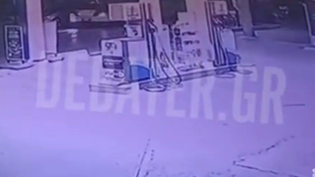 Νέα Φιλαδέλφεια: Βίντεο ντοκουμέντο από τη στιγμή που ο 27χρονος μοτοσικλετιστής «καρφώνεται» σε τρόλεϊ