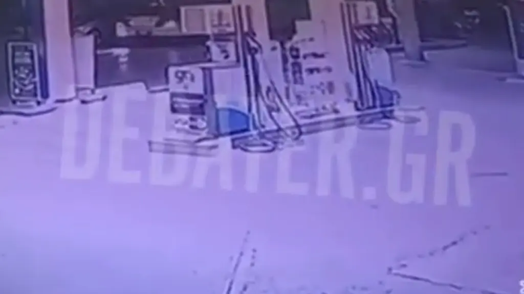 Νέα Φιλαδέλφεια: Βίντεο ντοκουμέντο από τη στιγμή που ο 27χρονος μοτοσικλετιστής «καρφώνεται» σε τρόλεϊ