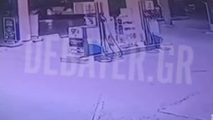 Νέα Φιλαδέλφεια: Βίντεο ντοκουμέντο από τη στιγμή που ο 27χρονος μοτοσικλετιστής «καρφώνεται» σε τρόλεϊ