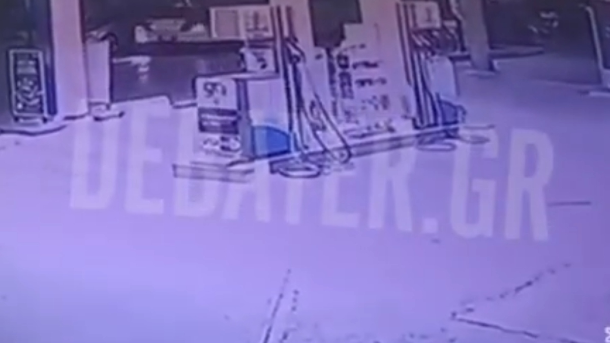 Νέα Φιλαδέλφεια: Βίντεο ντοκουμέντο από τη στιγμή που ο 27χρονος μοτοσικλετιστής «καρφώνεται» σε τρόλεϊ