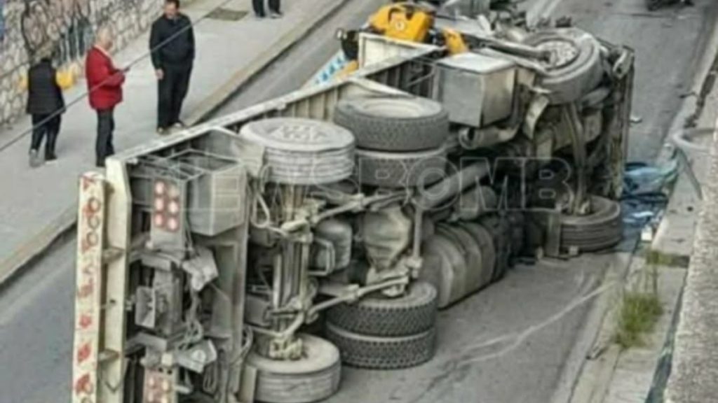 Νέα Φιλαδέλφεια: Ανετράπη γερανοφόρο όχημα – Διακόπηκε η κυκλοφορία (Εικόνες)