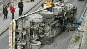 Νέα Φιλαδέλφεια: Ανετράπη γερανοφόρο όχημα – Διακόπηκε η κυκλοφορία (Εικόνες)