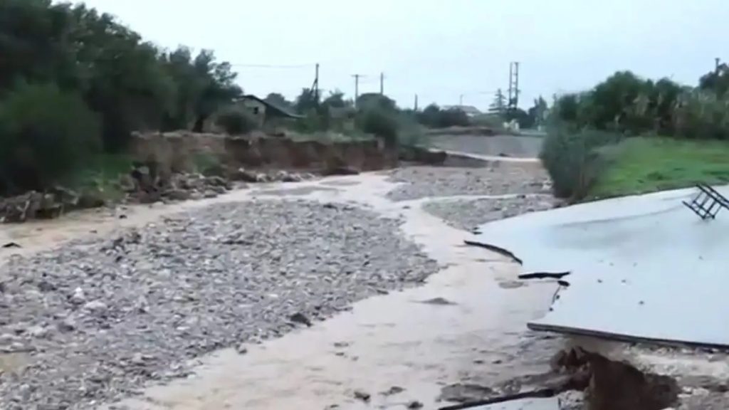 Η κακοκαιρία Byron εξαφάνισε ολόκληρο τμήμα δρόμου στη Νέα Πέραμο (Βίντεο)