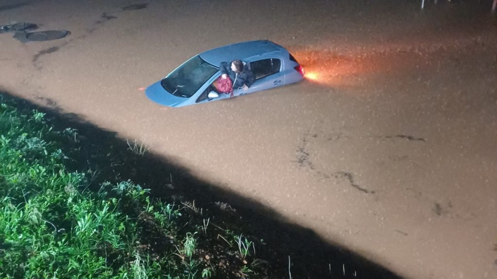 Κακοκαιρία Byron: Γυναίκα προσπαθεί να απεγκλωβιστεί από το όχημά της – Δείτε φωτογραφία