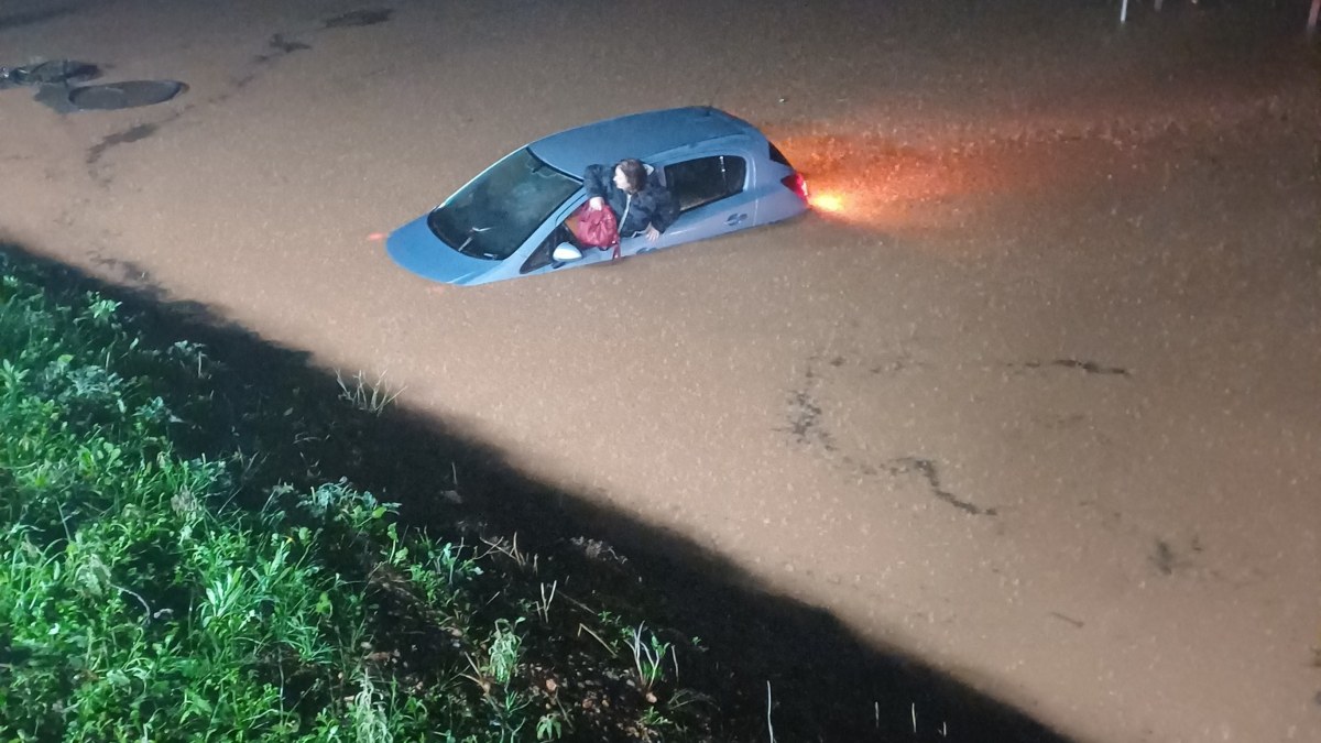 Κακοκαιρία Byron: Γυναίκα προσπαθεί να απεγκλωβιστεί από το όχημά της – Δείτε φωτογραφία