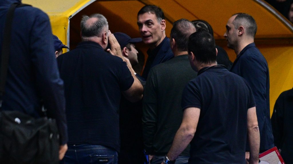 Περιστέρι – Ολυμπιακός: Φραστικό επεισόδιο Μπαρτζώκα με οπαδούς