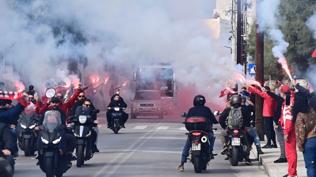 Ελλάς Σύρου – Ολυμπιακός: Η εντυπωσιακή υποδοχή των “ερυθρόλευκων” φιλάθλων στην Ερμούπολη