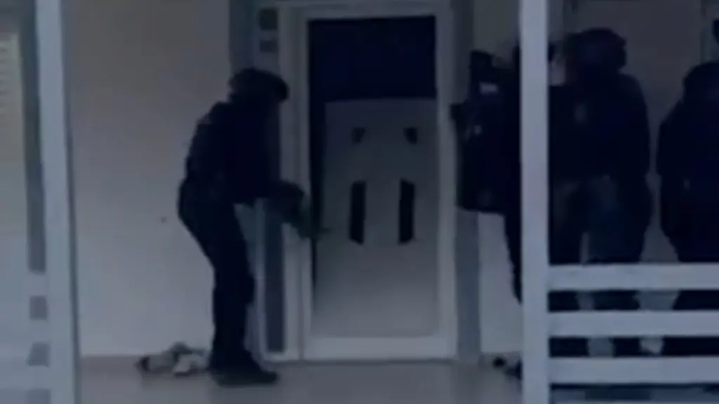 Καρέ-καρέ η επιχείρηση πάνοπλων αστυνομικών σε κρησφύγετο σπείρας που διέπραττε κλοπές και απάτες στην Αττική