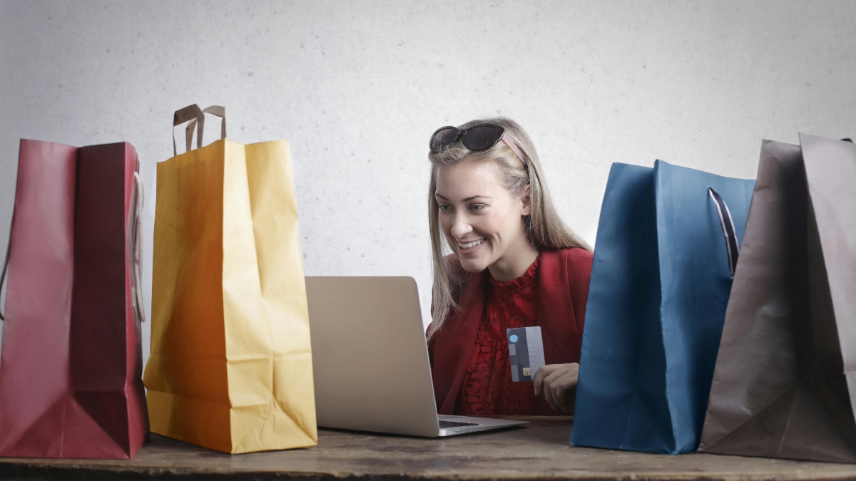 3 ζώδια που δεν μπορούν να αντισταθούν στο online shopping – Είναι εθισμένα στις προσφορές