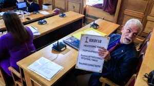 ΟΠΕΚΕΠΕ: Βουλευτής της Ελληνικής Λύσης… έδωσε σόου με κηδειόχαρτο στην εξεταστική (εικόνα)