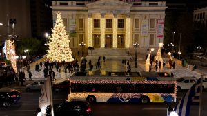 ΟΣΥ: Σε λεωφορεία της Αθήνας και του Πειραιά, ο Άγιος Βασίλης θα μοιράζει δώρα μέχρι τα Φώτα (Εικόνες)