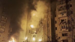 Ουκρανία: Ρωσικά drones έπληξαν συγκρότημα κατοικιών στην περιφέρεια του Σούμι – Τουλάχιστον 7 τραυματίες (βίντεο)