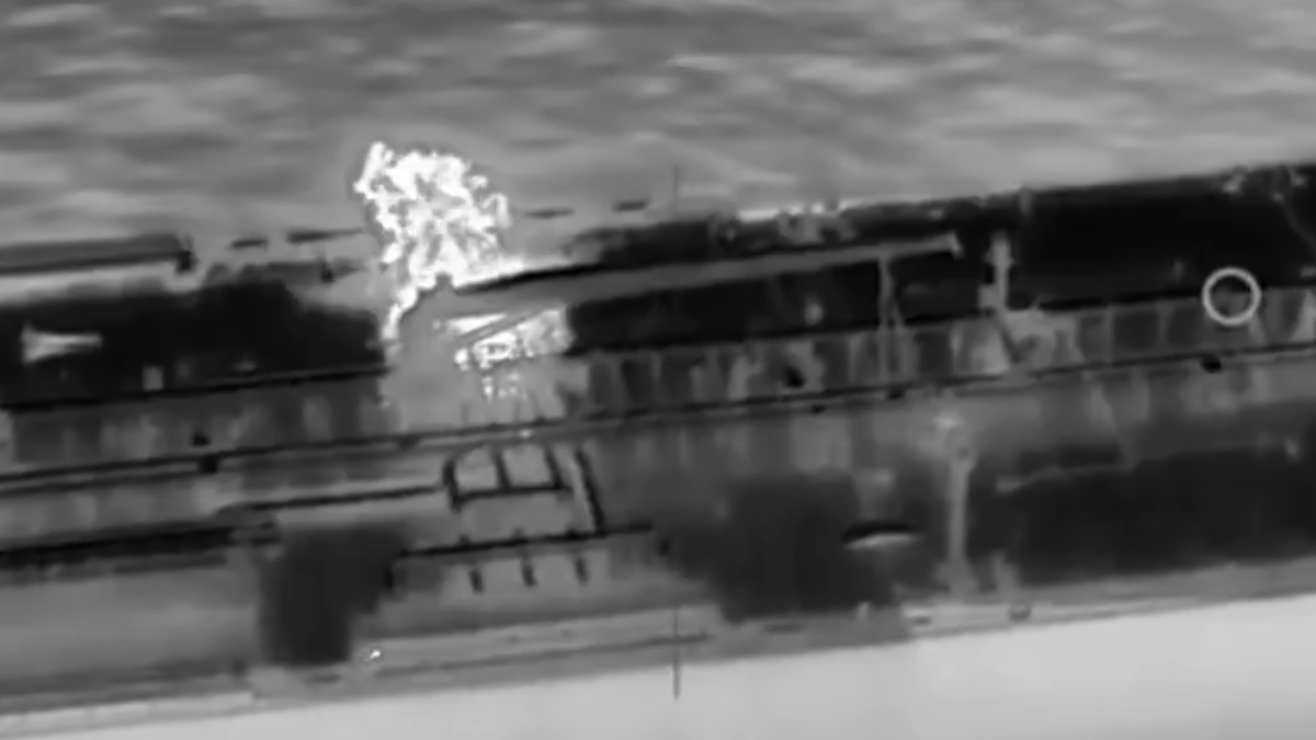 Το Κίεβο έπληξε με drones τάνκερ του ρωσικού “σκιώδoυς στόλου” στη Μεσόγειο – “Θα απαντήσουμε” προειδοποιεί ο Πούτιν (βίντεο)