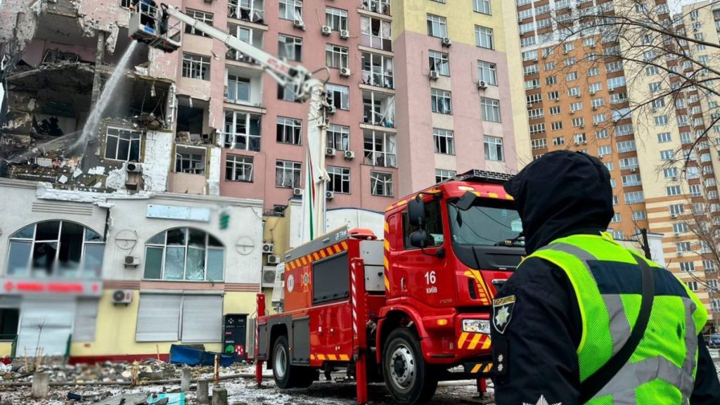 Ουκρανία: Χωρίς θέρμανση 2.600 κατοικίες στο Κίεβο μετά το ανελέητο ρωσικό σφυροκόπημα – Αύριο η συνάντηση Τραμπ – Ζελένσκι στη Φλόριντα