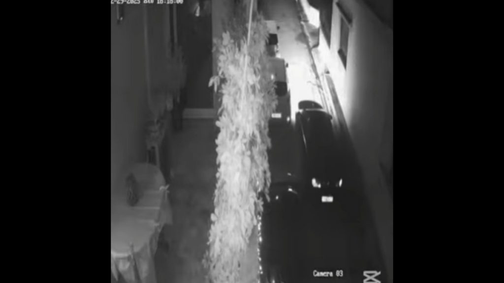 Προσοχή τώρα τις γιορτές – Διαρρήκτης καταγράφεται να βγαίνει από σπίτι στην Παιανία