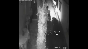 Προσοχή τώρα τις γιορτές – Διαρρήκτης καταγράφεται να βγαίνει από σπίτι στην Παιανία (βίντεο)