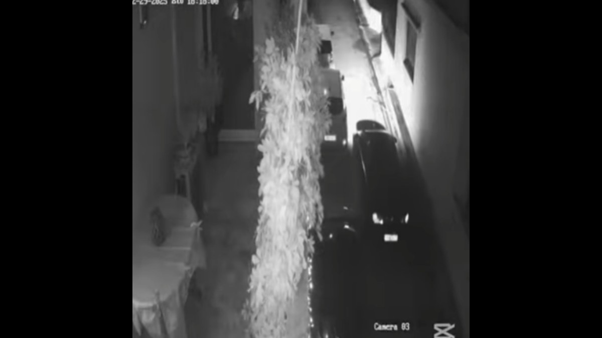 Προσοχή τώρα τις γιορτές – Διαρρήκτης καταγράφεται να βγαίνει από σπίτι στην Παιανία (βίντεο)