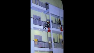 Πυροσβέστες ντύθηκαν Αγιοβασίληδες και μοίρασαν δώρα στο “Παίδων” κατεβαίνοντας με σχοινιά (βίντεο)