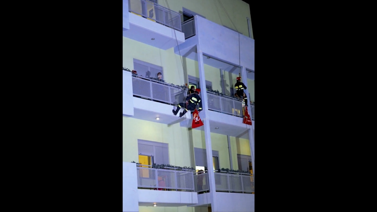Πυροσβέστες ντύθηκαν Αγιοβασίληδες και μοίρασαν δώρα στο “Παίδων” κατεβαίνοντας με σχοινιά (βίντεο)