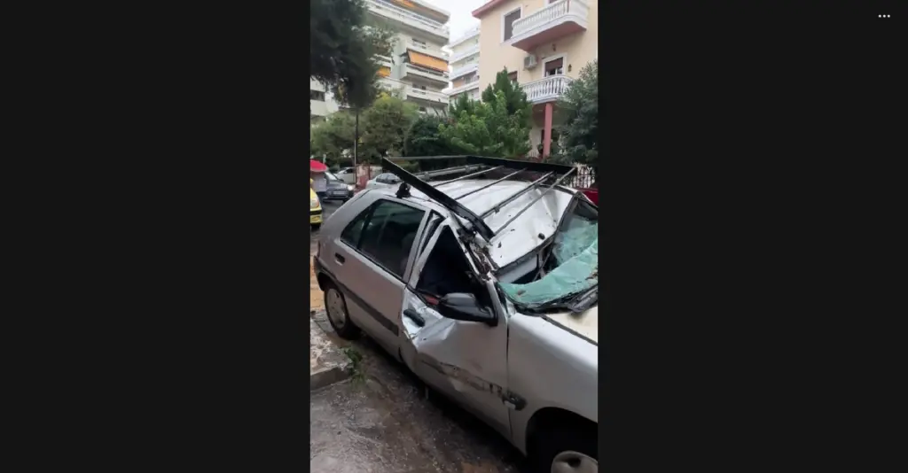 Παλαιό Φάληρο: Τεράστιος κορμός έπεσε πάνω σε αυτοκίνητο και καταπλάκωσε τη θέση του συνοδηγού (Βίντεο)