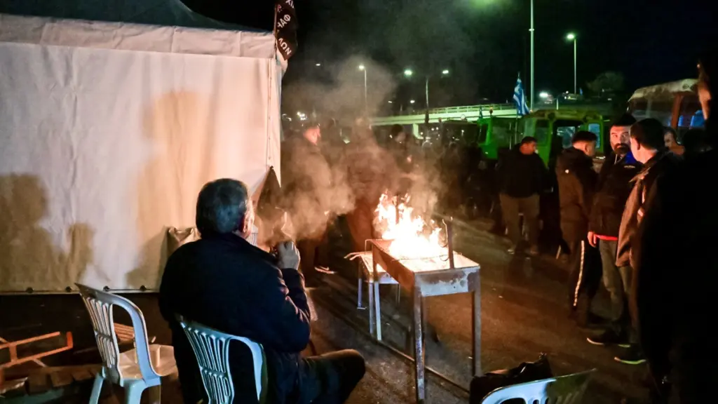 Ενισχύουν τα μπλόκα σε Λάρισα, Ε65 και Μάλγαρα οι αγρότες – «Ίσως κλείσουμε τα λιμάνια της Θεσσαλονίκης και του Βόλου»