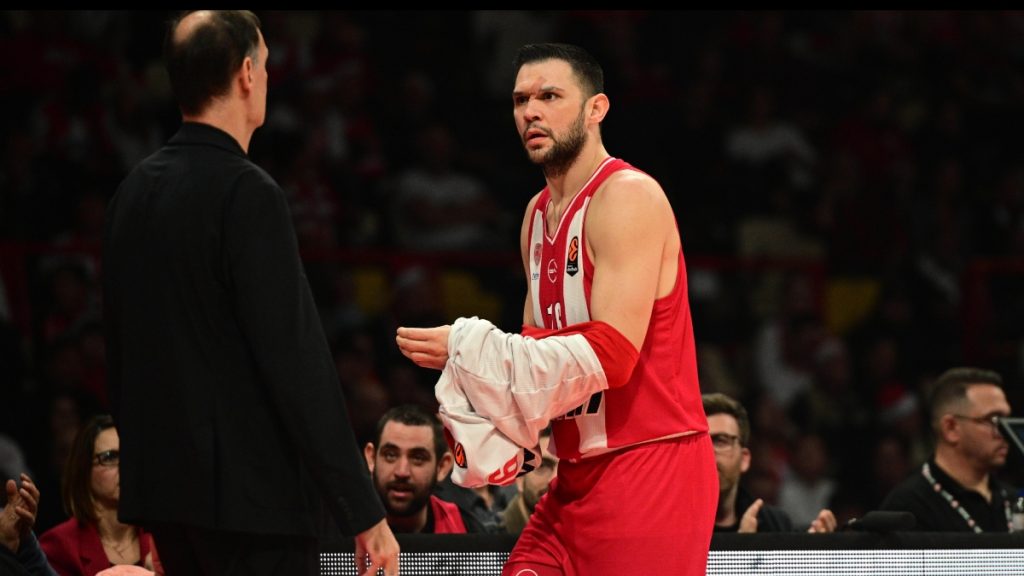 Ολυμπιακός – Βιλερμπάν: Αποχώρησε με αίματα για τα αποδυτήρια ο Παπανικολάου