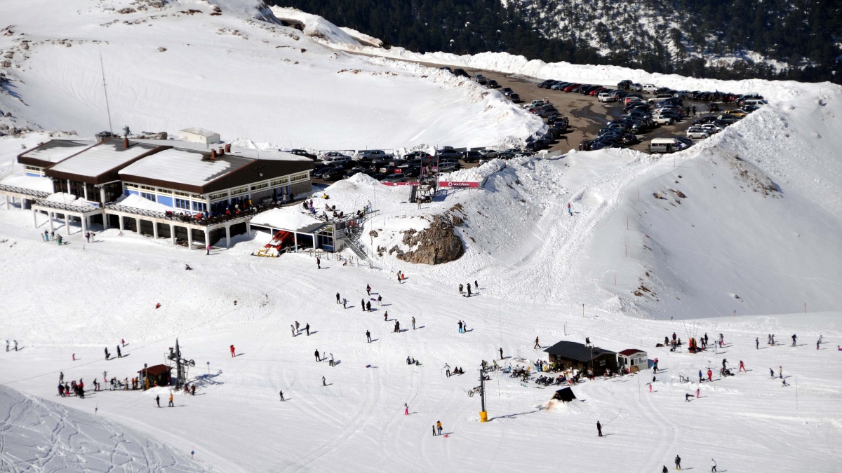 Ο Παρνασσός καλωσορίζει τον χειμώνα – Χιονισμένα τοπία και μαγευτική θέα (Βίντεο)