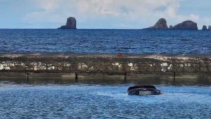 Πάρος: Αυτοκίνητο έπεσε στη θάλασσα και βυθίστηκε (Βίντεο)