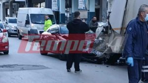 Πάτρα: Αυτοκίνητο «καρφώθηκε» σε απορριμματοφόρο και τραυμάτισε εργαζόμενο καθαριότητας (Εικόνες)