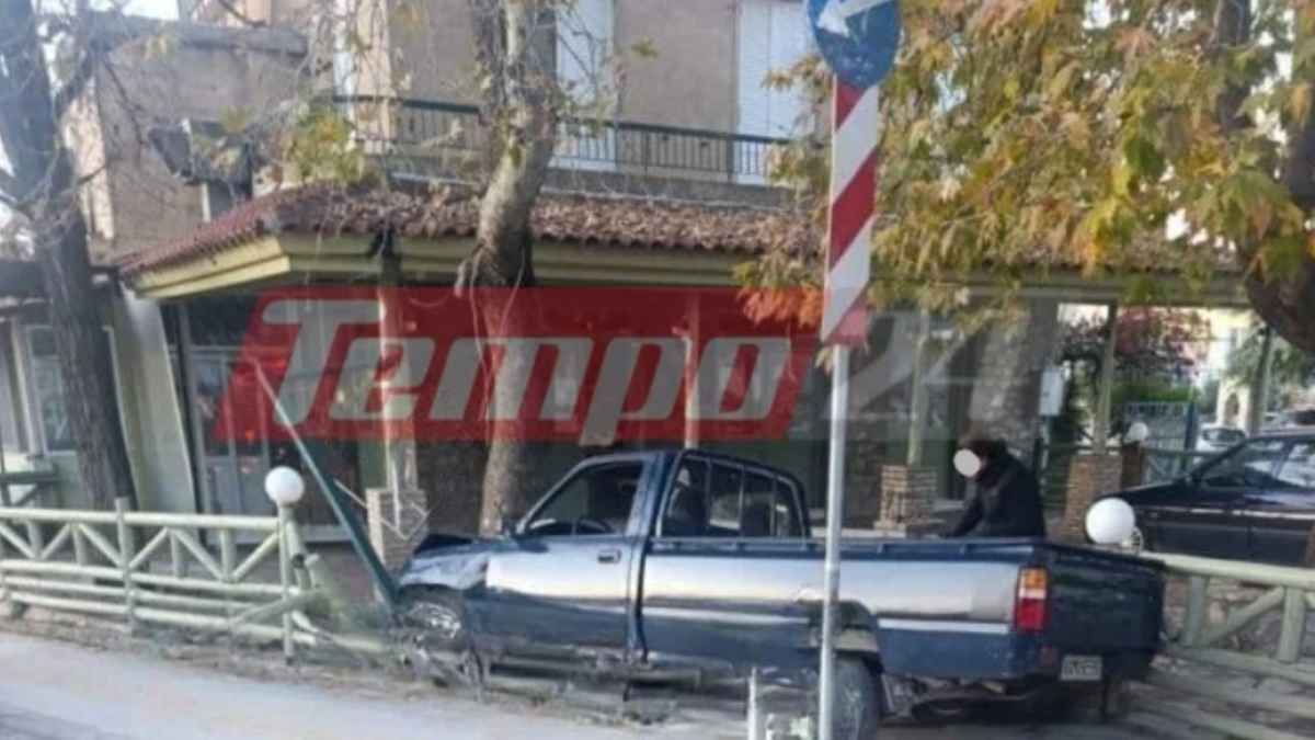 Πάτρα: Αυτοκίνητο «καρφώθηκε» σε κατάστημα εστίασης – Ο οδηγός έπεσε σε τρύπα κάτω από το όχημα (Εικόνα)