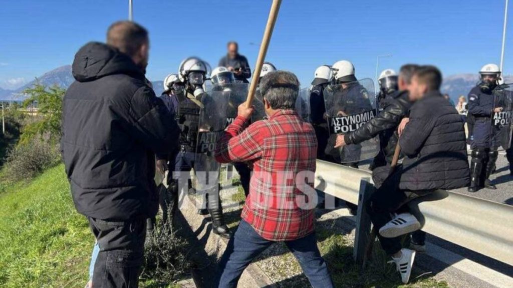 Πάτρα: Σήκωσαν τις μπάρες των διοδίων οι αγρότες – Ξύλο και χημικά στη γέφυρα Ρίου-Αντιρρίου (βίντεο)