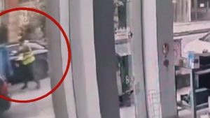 Πάτρα: Η στιγμή που ΙΧ καρφώνεται πάνω σε απορριμματοφόρο – Ένας τραυματίας, δείτε το σοκαριστικό βίντεο