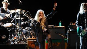 Πάττι Σμιθ: Έρχεται στον Λυκαβηττό 51 χρόνια μετά το Horses – Η ιέρεια της ποίησης ξανά στην Αθήνα