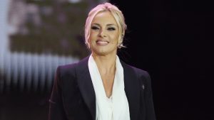 Πέγκυ Ζήνα: Θα φωταγωγήσει το δέντρο του Περιστερίου μετά το πρόβλημα υγείας της Έλενας Παπαρίζου (vid)