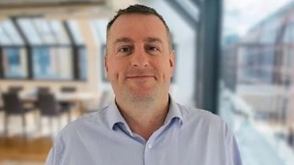 Υπόθεση Πελικό στη Βρετανία – Άνδρας νάρκωνε και βίαζε επί χρόνια τη σύζυγό του, μαζί με πέντε συνεργούς