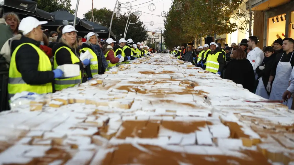 Η μεγαλύτερη βασιλόπιτα μήκους 100 μέτρων και 10 τόνων και φέτος στο Περιστέρι (βίντεο)