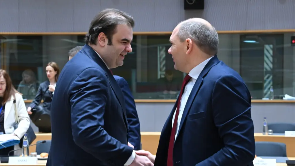 Συγχαρητήρια στον Πιερρακάκη από τους συναδέλφους του στο Ecofin – Δείτε φωτογραφίες