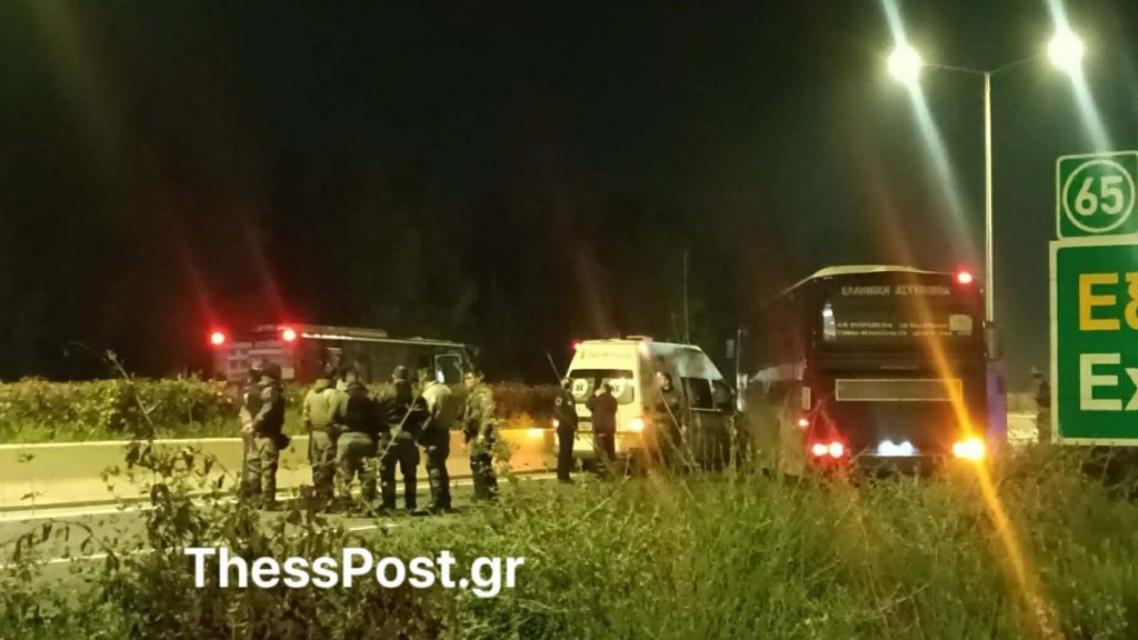 Πλατύκαμπος: Ιδιωτικό ασθενοφόρο έπεσε πάνω σε κλούβα της ΕΛΑΣ – Τραυματίστηκε ένα άτομο