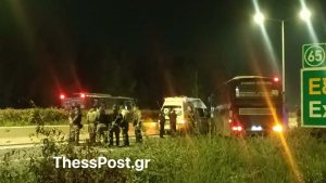 Πλατύκαμπος: Ιδιωτικό ασθενοφόρο έπεσε πάνω σε κλούβα της ΕΛΑΣ – Τραυματίστηκε ένα άτομο