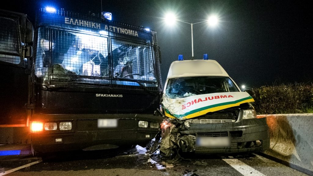 Πλατύκαμπος: Ιδιωτικό ασθενοφόρο έπεσε πάνω σε κλούβα της ΕΛΑΣ – Τραυματίστηκαν δυο άτομα