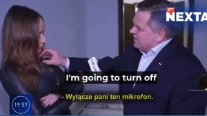 Πολωνία: Γερουσιαστής επιχειρεί να κλείσει μικρόφωνο δημοσιογράφου – “Μην με αγγίζετε” (βίντεο)