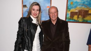 Μίμης Δομάζος: Συγκινεί η κόρη του Πόπη – «Η απώλειά του με έχει διαλύσει, έφυγε στα χέρια μου»