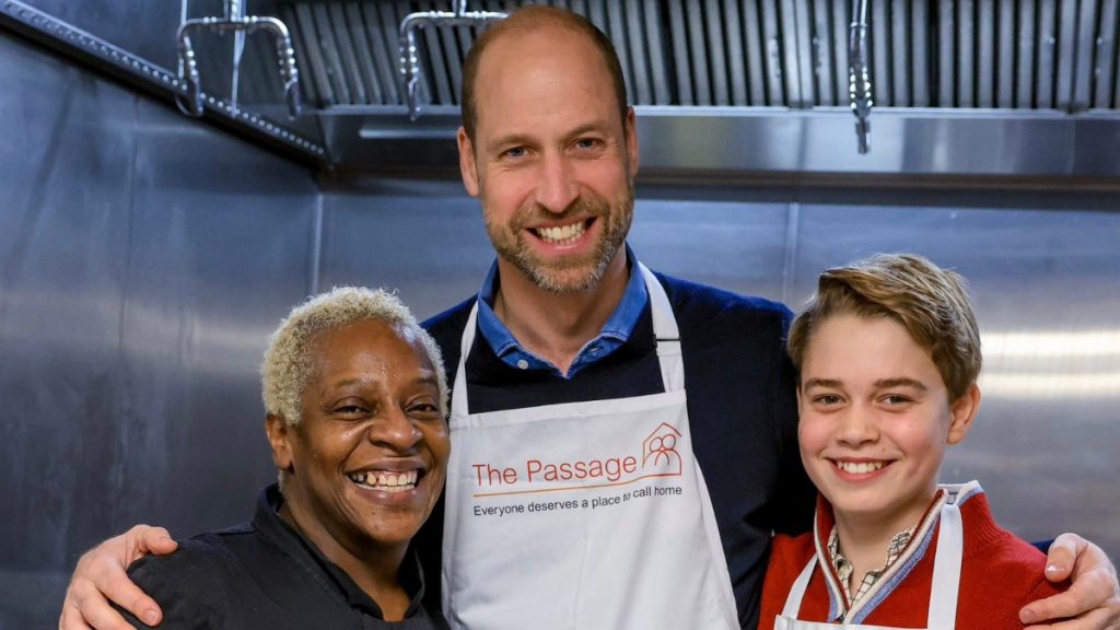 Ο πρίγκιπας Ουίλιαμ και ο 12χρονος γιος του ετοίμασαν χριστουγεννιάτικα γεύματα για άστεγους