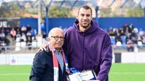 Ελλάς Σύρου: Βράβευσε τον Γιώργο Πρίντεζη πριν την αναμέτρηση με τον Ολυμπιακό