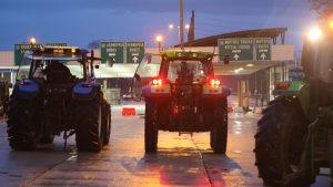 Μπλόκα αγροτών: Έκλεισε επ’αορίστον το τελωνείο του Προμαχώνα για τις νταλίκες