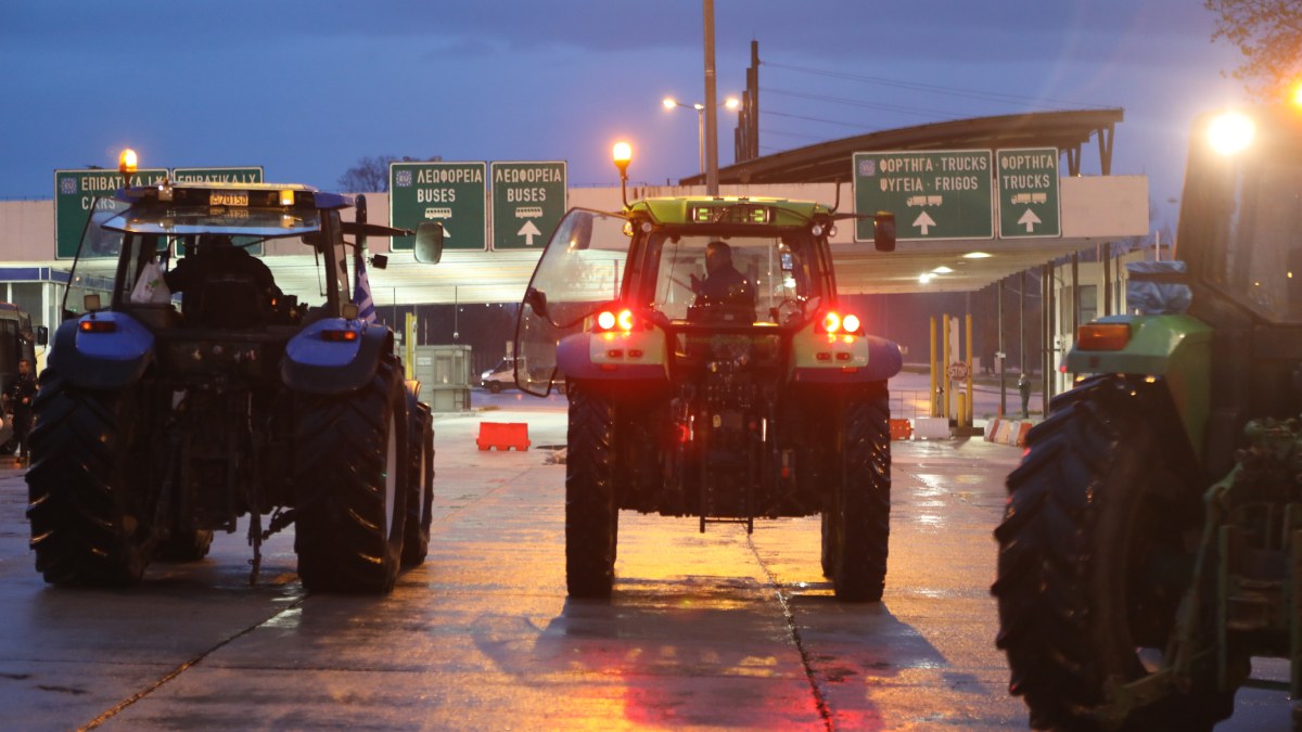 Μπλόκα αγροτών: Έκλεισε επ’αορίστον το τελωνείο του Προμαχώνα για τις νταλίκες