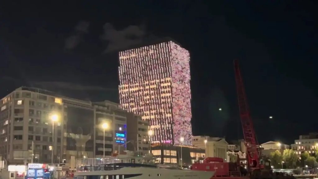 Στο πνεύμα των Χριστουγέννων ο Πύργος Πειραιά: Άναψε ο γιορτινός φωτισμός (Βίντεο)