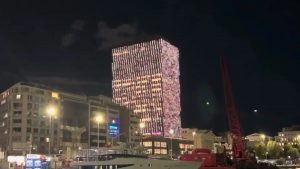 Στο πνεύμα των Χριστουγέννων ο Πύργος Πειραιά: Άναψε ο γιορτινός φωτισμός (Βίντεο)