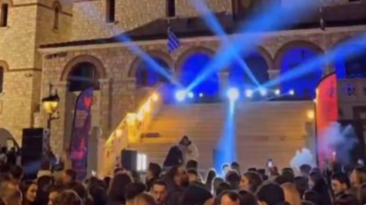 Γαλάτσι: Ο Δήμος Αθηναίων διοργάνωσε rave πάρτι με φωτορυθμικά μπροστά από τα σκαλιά της εκκλησίας (Βίντεο & Εικόνες)